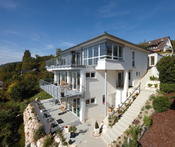 bild eines modernen terrassenhauses mit großen fenstern und balkonen